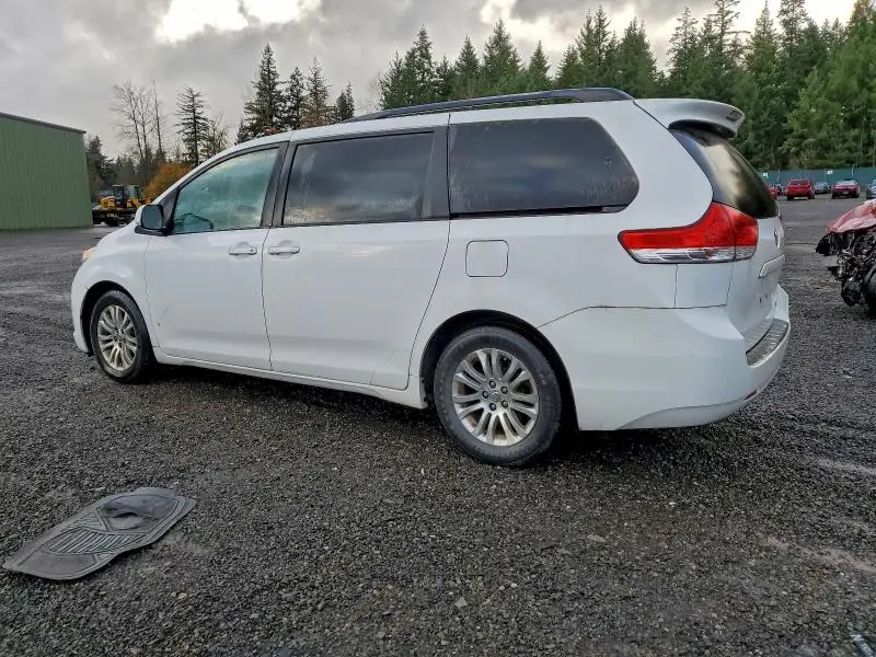2012 TOYOTA SIENNA SE 8-PASSENGER  