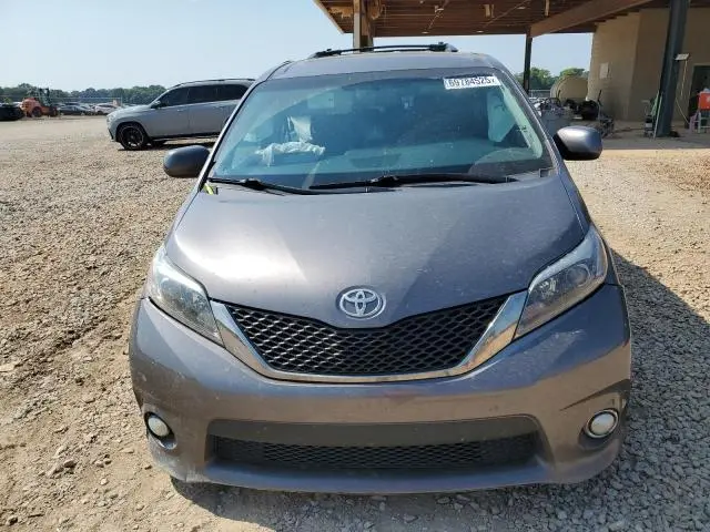 2017 TOYOTA SIENNA SE  
