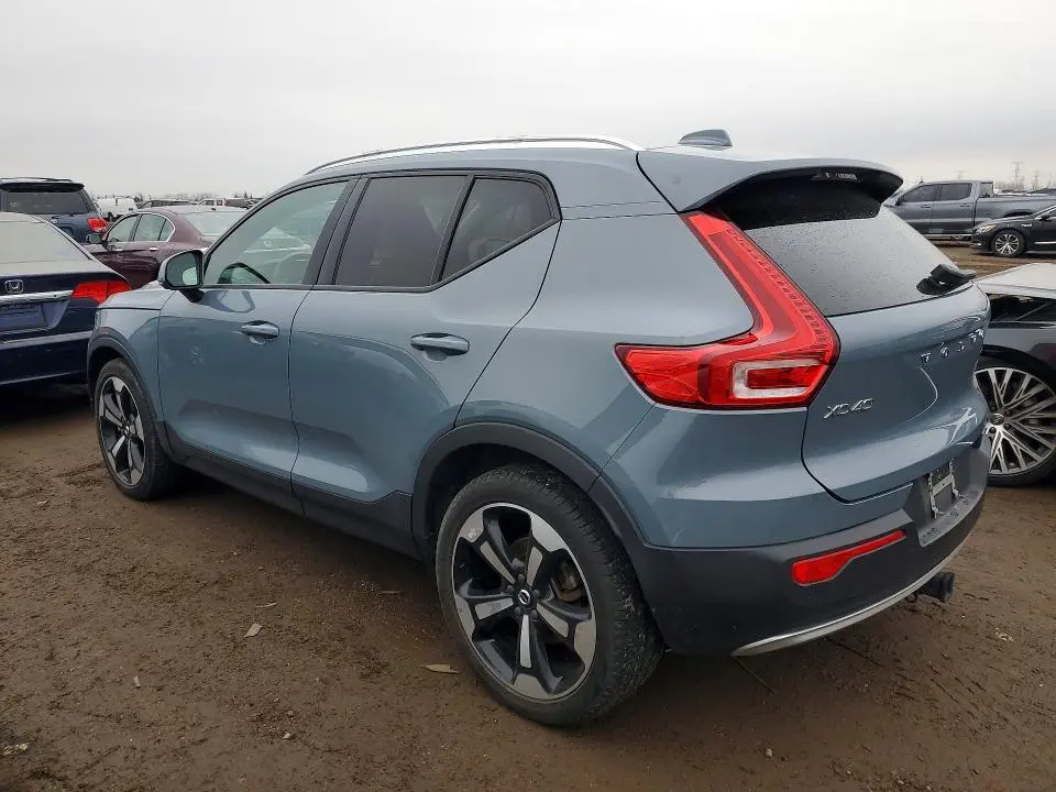 2020 VOLVO XC40 T5 MOMENTUM  
