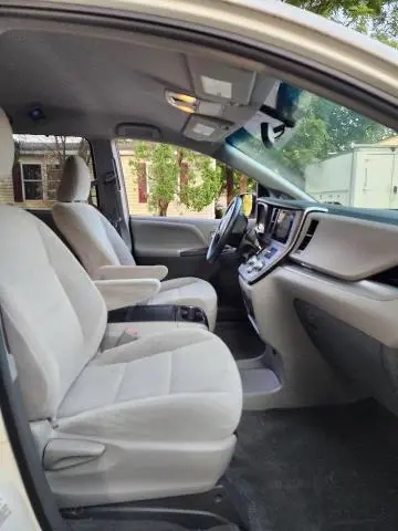 2017 TOYOTA SIENNA LE  