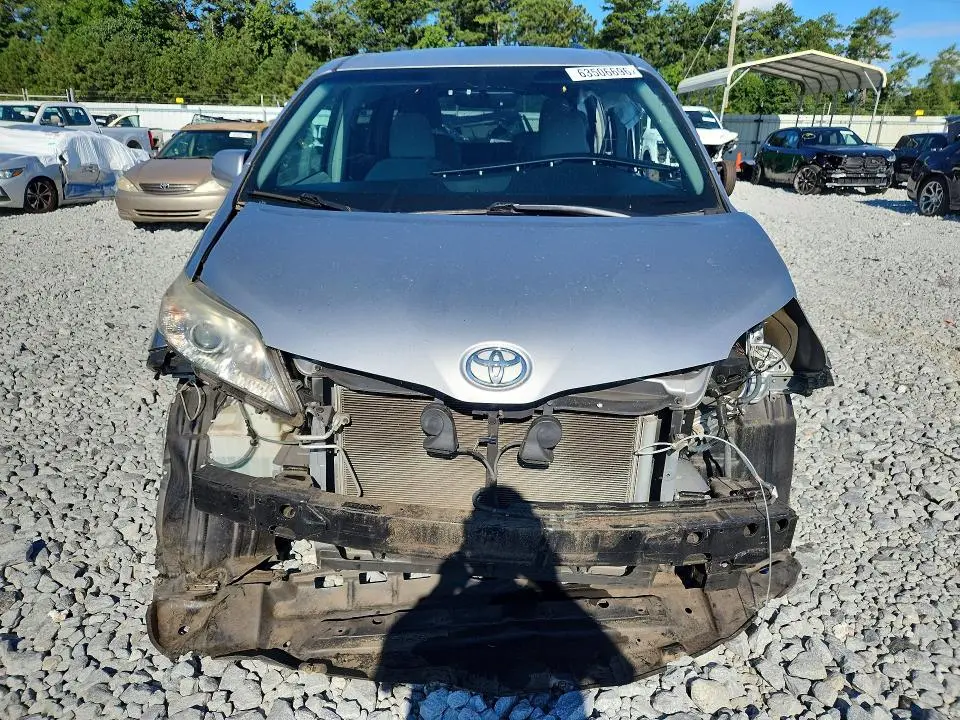 2016 TOYOTA SIENNA LE  