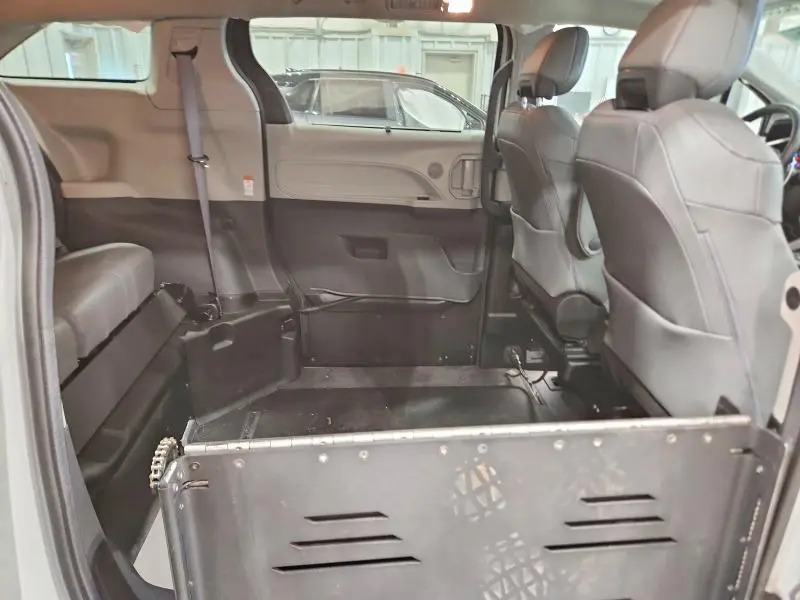 2023 TOYOTA SIENNA XLE  