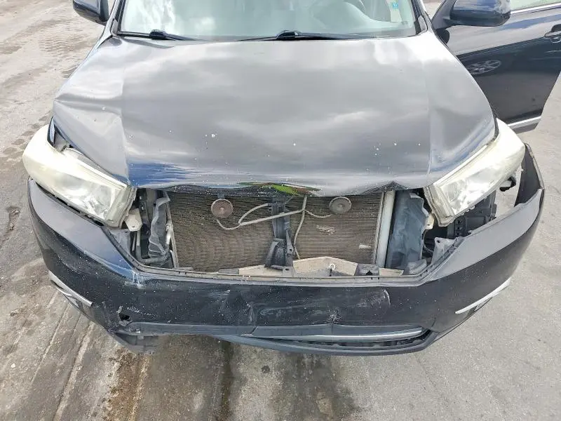 2012 TOYOTA HIGHLANDER SE  