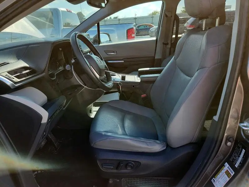 2023 TOYOTA SIENNA XLE  