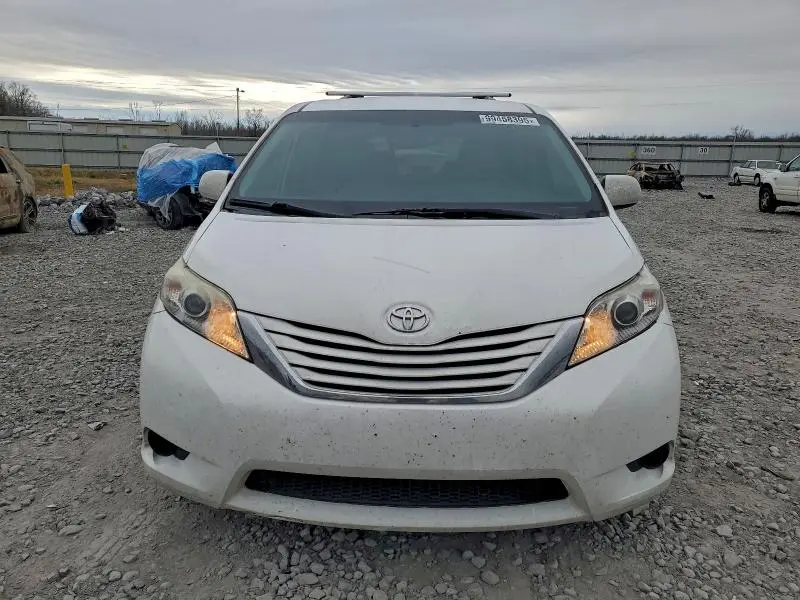 2015 TOYOTA SIENNA LE  