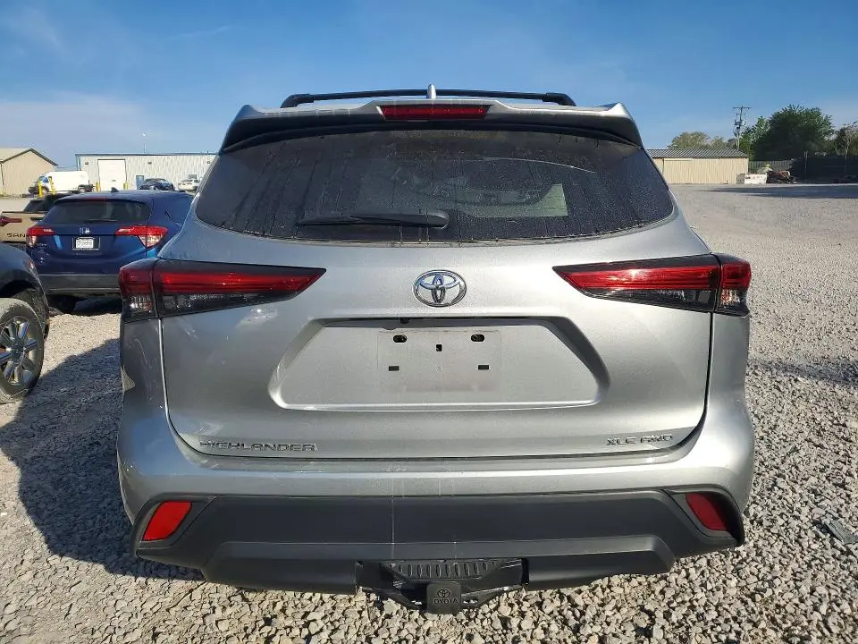2021 TOYOTA HIGHLANDER XLE  