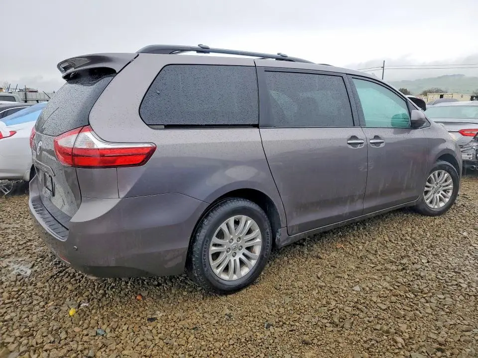 2017 TOYOTA SIENNA XLE  