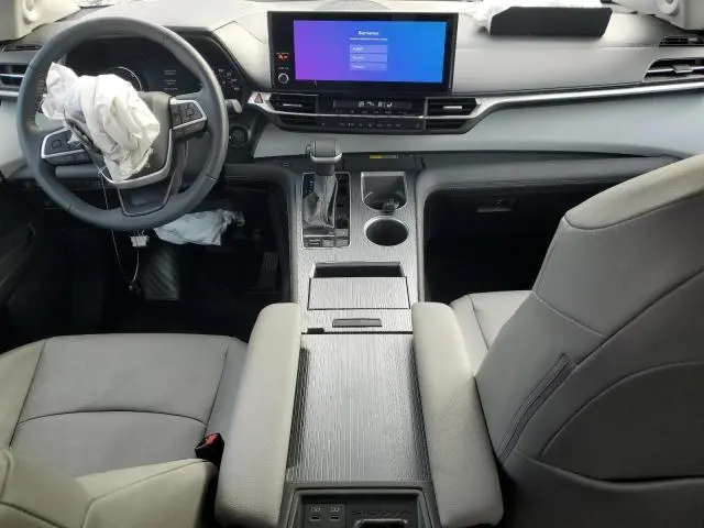 2025 TOYOTA SIENNA XLE  