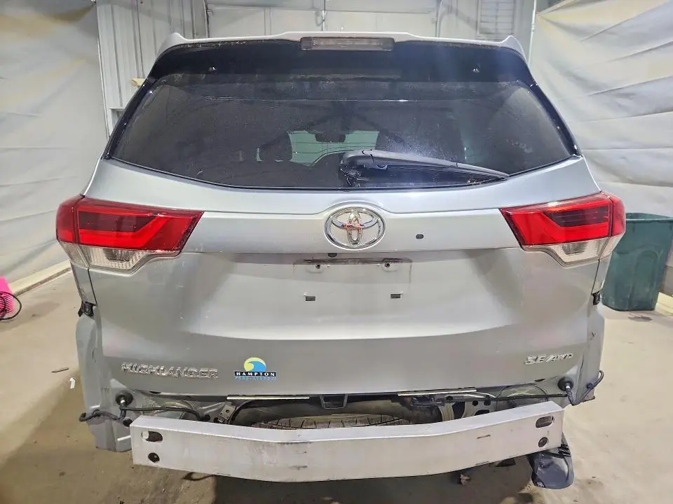 2018 TOYOTA HIGHLANDER SE  
