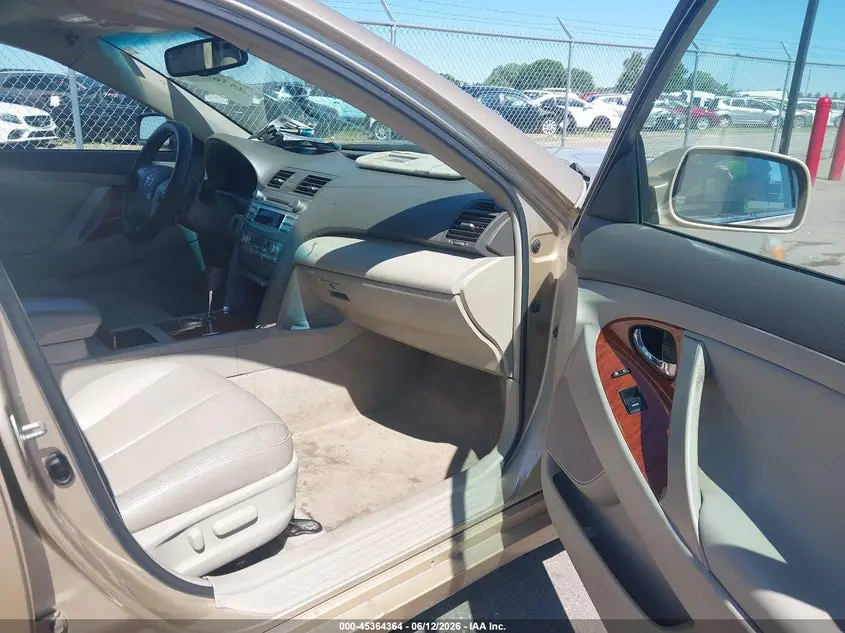 2011 TOYOTA CAMRY XLE V6