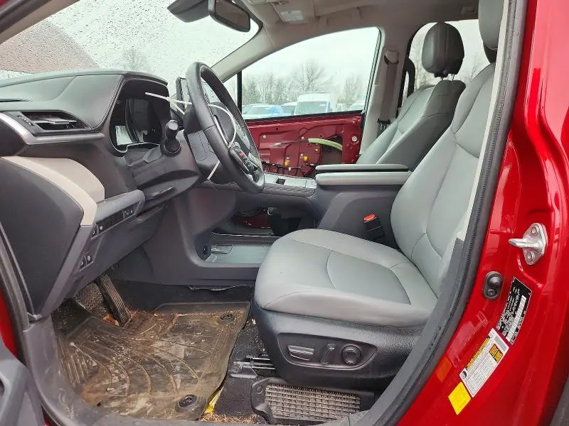 2023 TOYOTA SIENNA XLE  