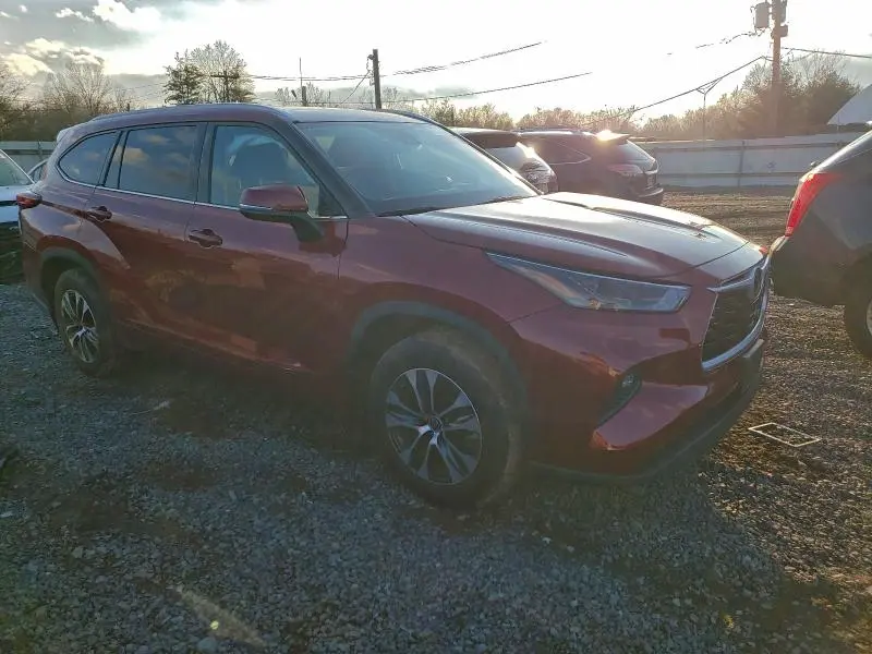 2022 TOYOTA HIGHLANDER XLE  