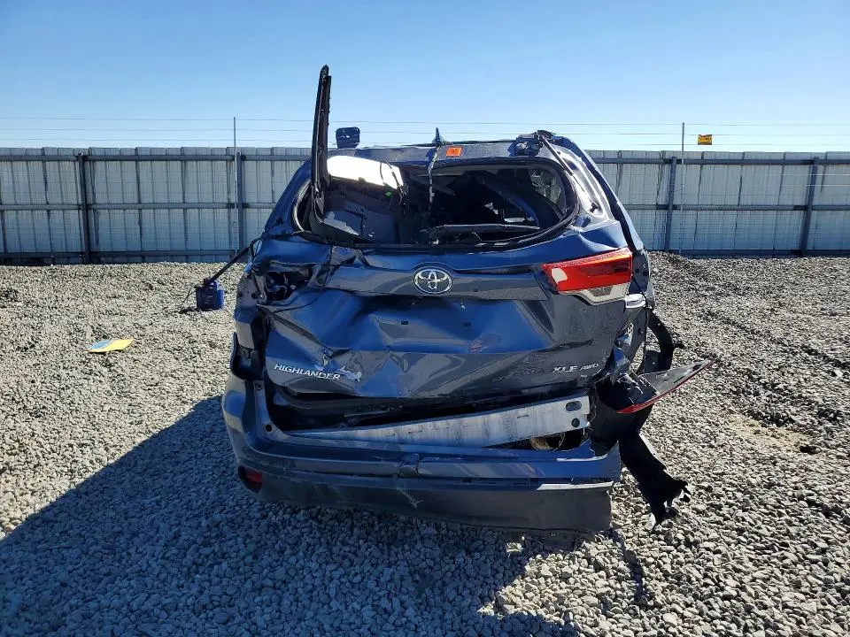2019 TOYOTA HIGHLANDER XLE  