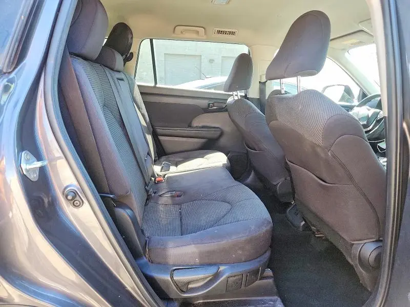 2022 TOYOTA HIGHLANDER LE  