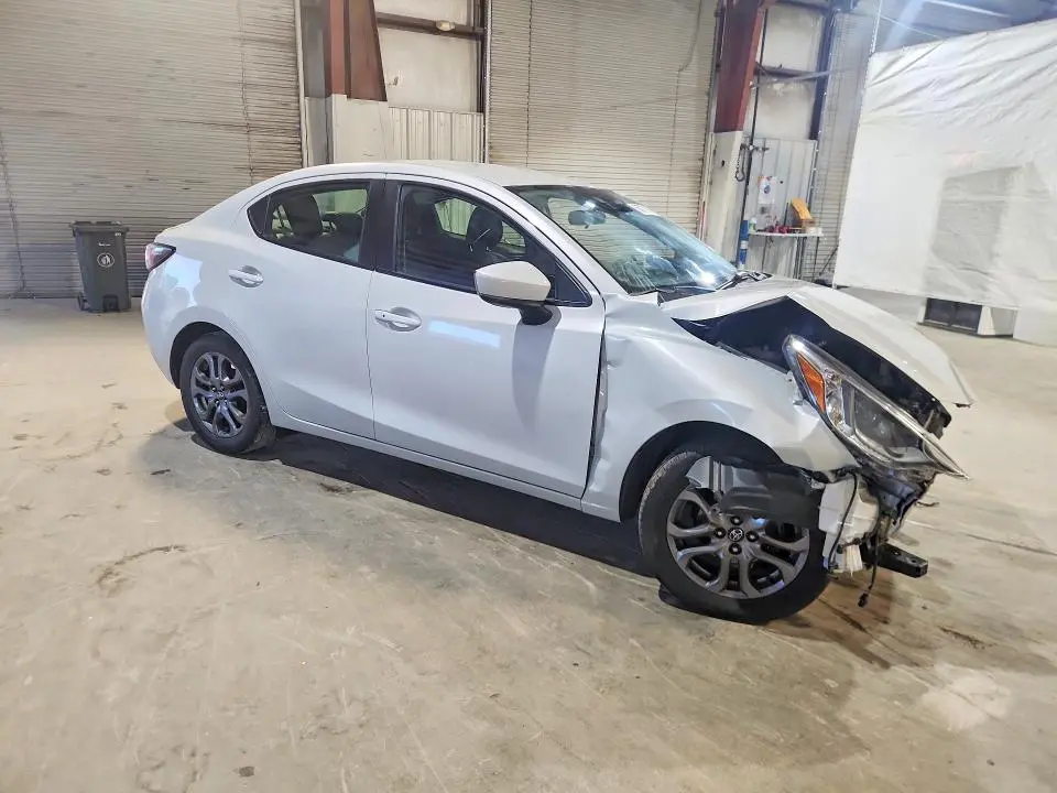 2019 TOYOTA YARIS XLE  