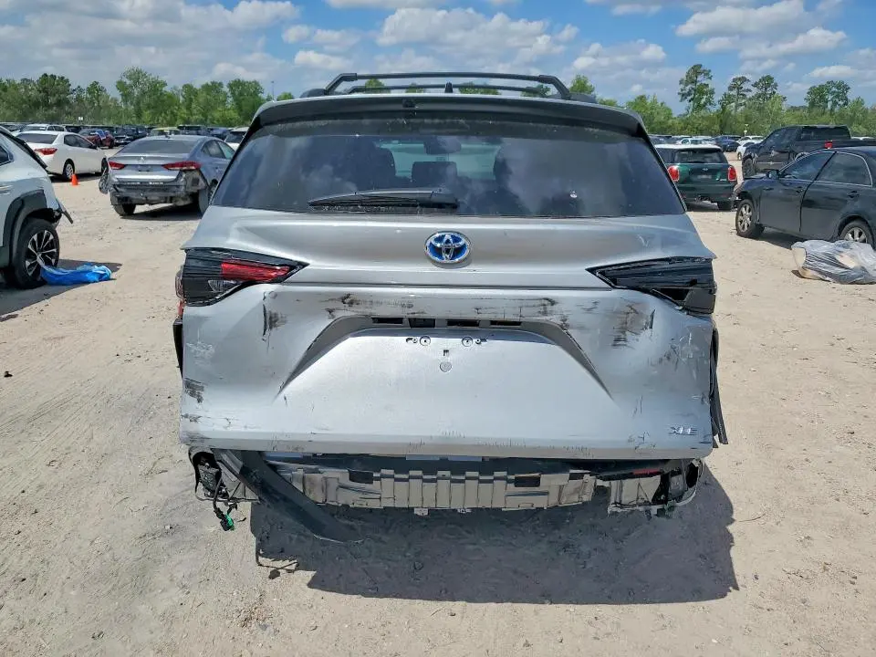 2025 TOYOTA SIENNA XLE 8-PASSENGER  
