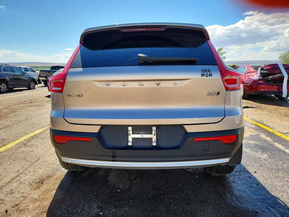 2023 VOLVO XC40 PLUS  