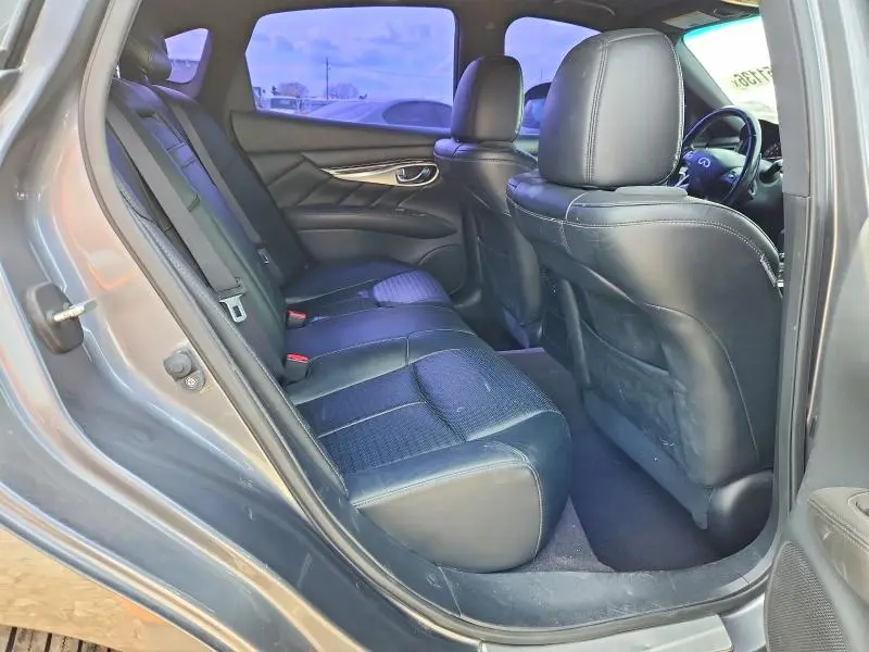 2016 INFINITI Q70 3.7  