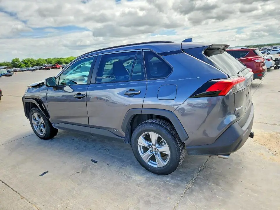 2022 TOYOTA RAV4 XLE  