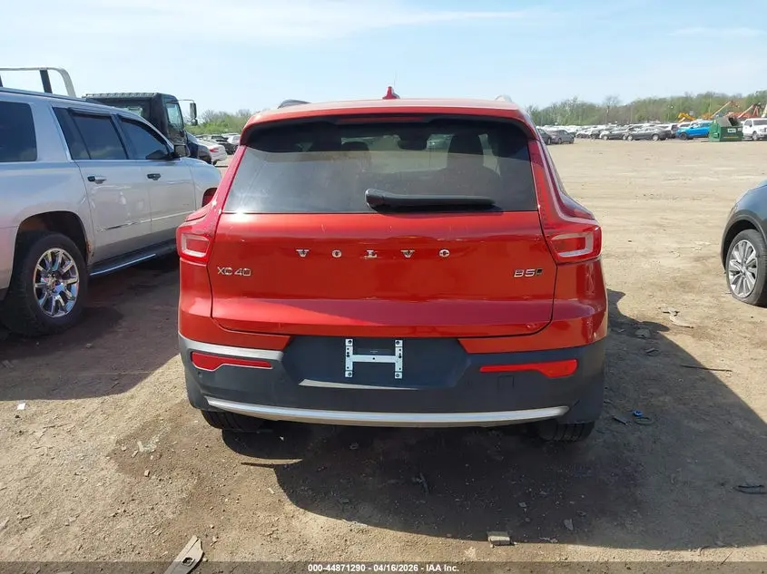 2024 VOLVO XC40 B5 PLUS BRIGHT THEME