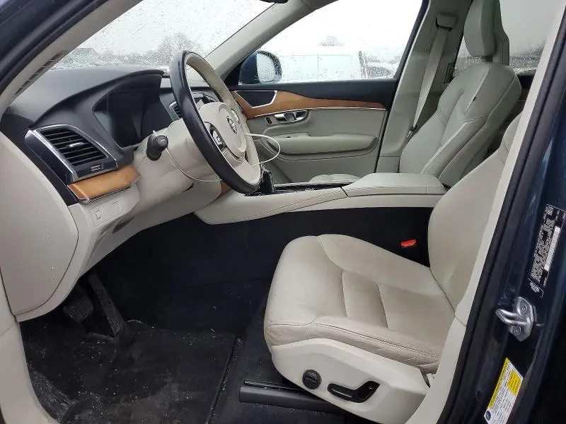 2021 VOLVO XC90 T6 MOMENTUM  
