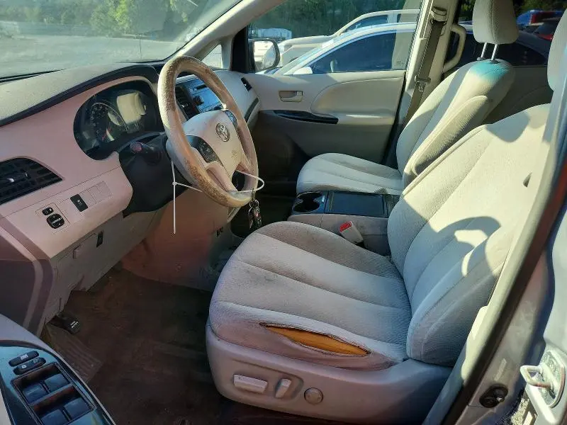 2014 TOYOTA SIENNA LE  