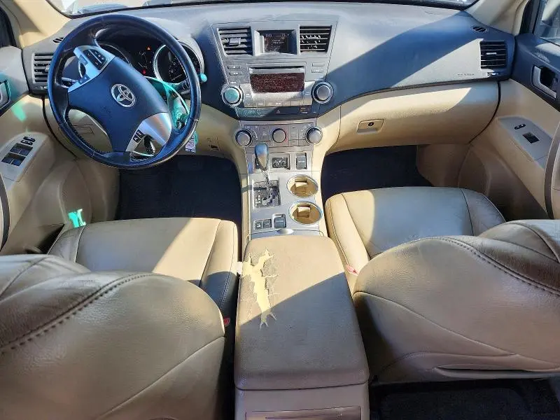 2011 TOYOTA HIGHLANDER SE  