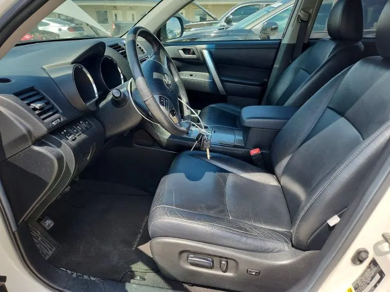 2013 TOYOTA HIGHLANDER SE  