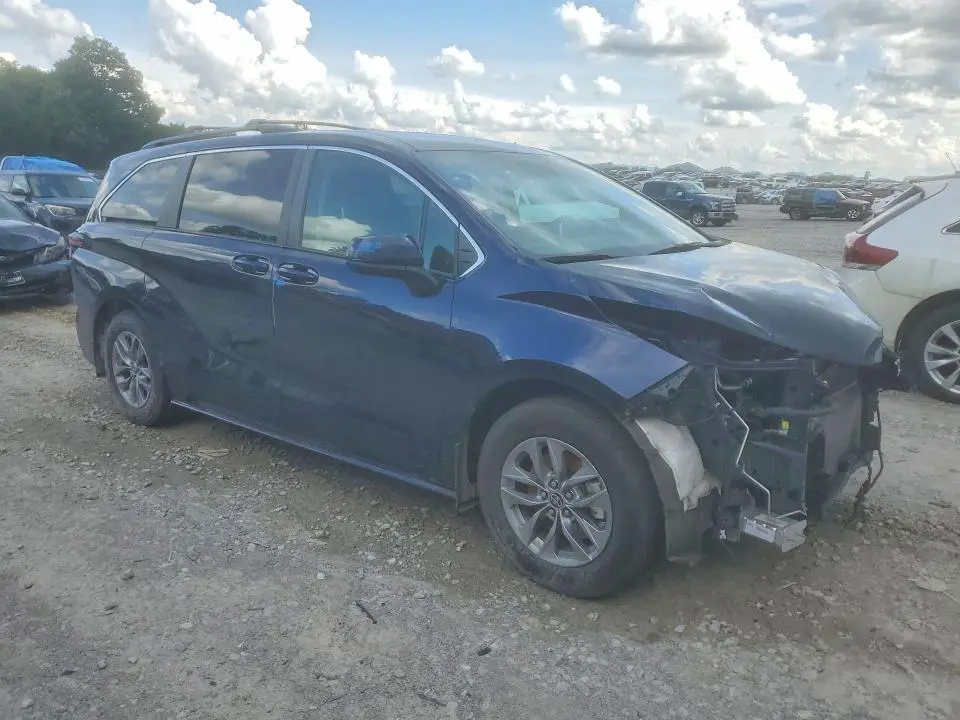 2022 TOYOTA SIENNA LE  