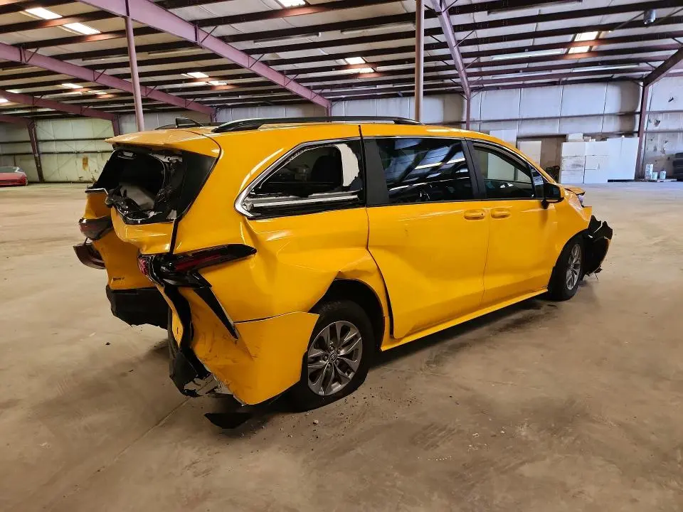 2025 TOYOTA SIENNA LE  