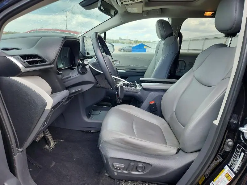 2021 TOYOTA SIENNA XLE  