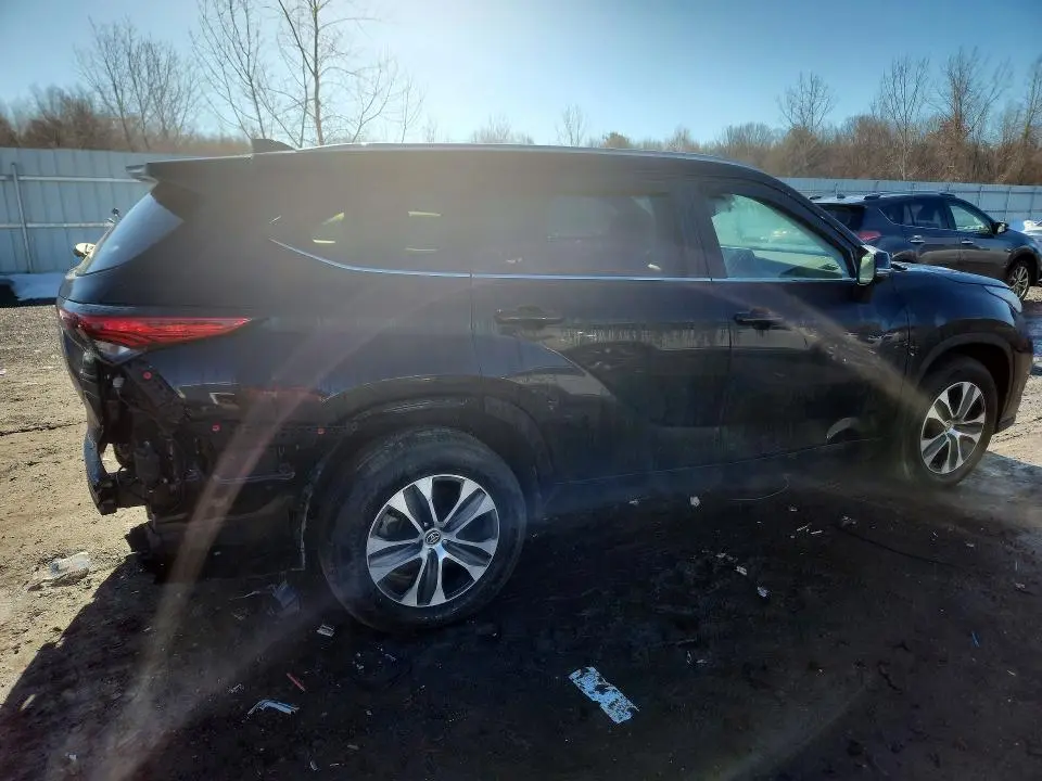2023 TOYOTA HIGHLANDER XLE  