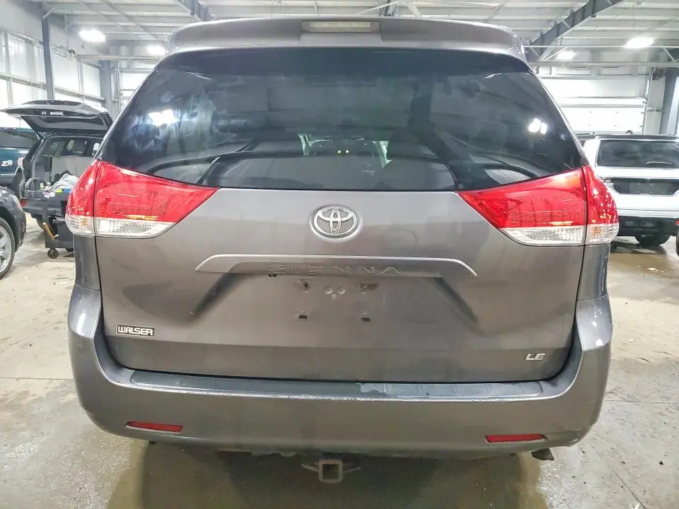 2014 TOYOTA SIENNA LE 8-PASSENGER  