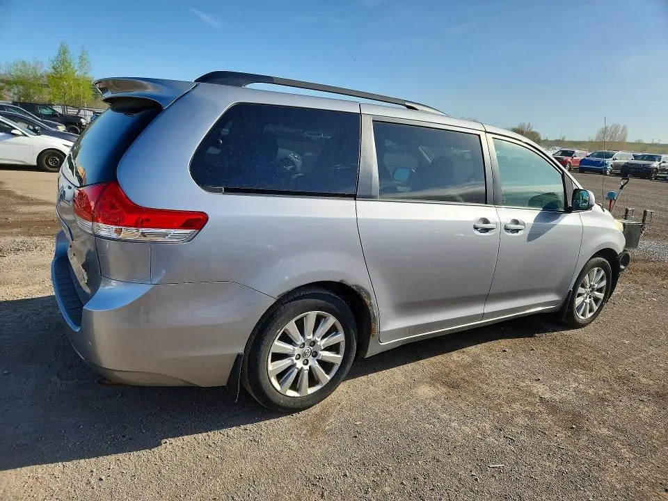 2014 TOYOTA SIENNA XLE 8-PASSENGER  