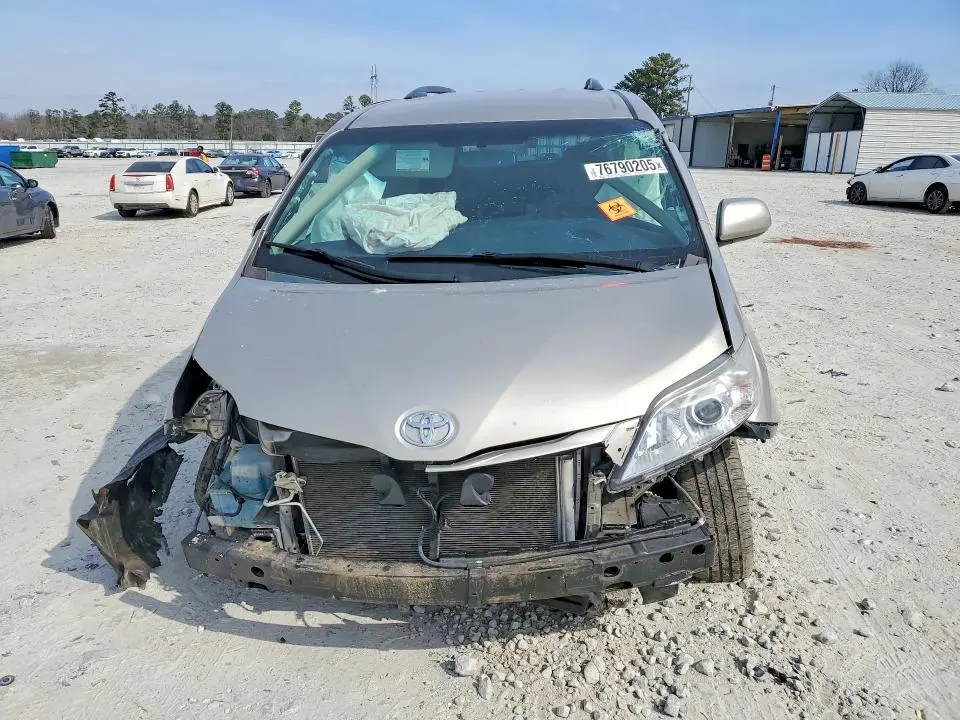 2015 TOYOTA SIENNA LE  