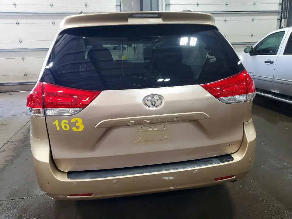 2014 TOYOTA SIENNA XLE 8-PASSENGER  