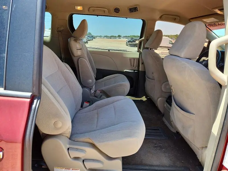 2019 TOYOTA SIENNA LE  