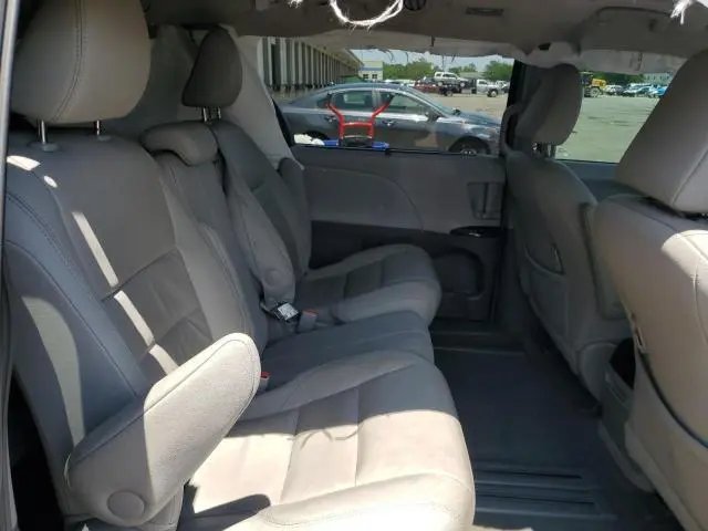 2017 TOYOTA SIENNA XLE  