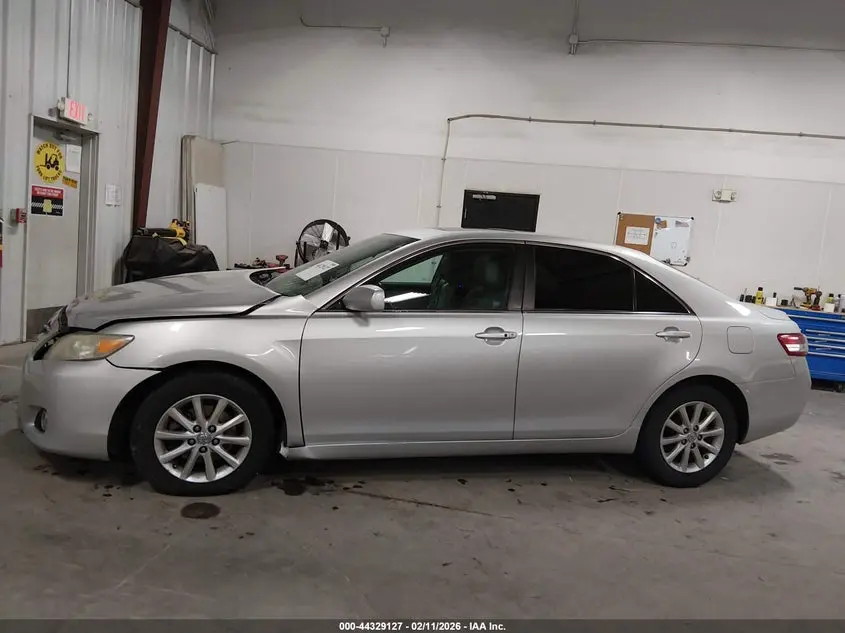 2011 TOYOTA CAMRY XLE V6