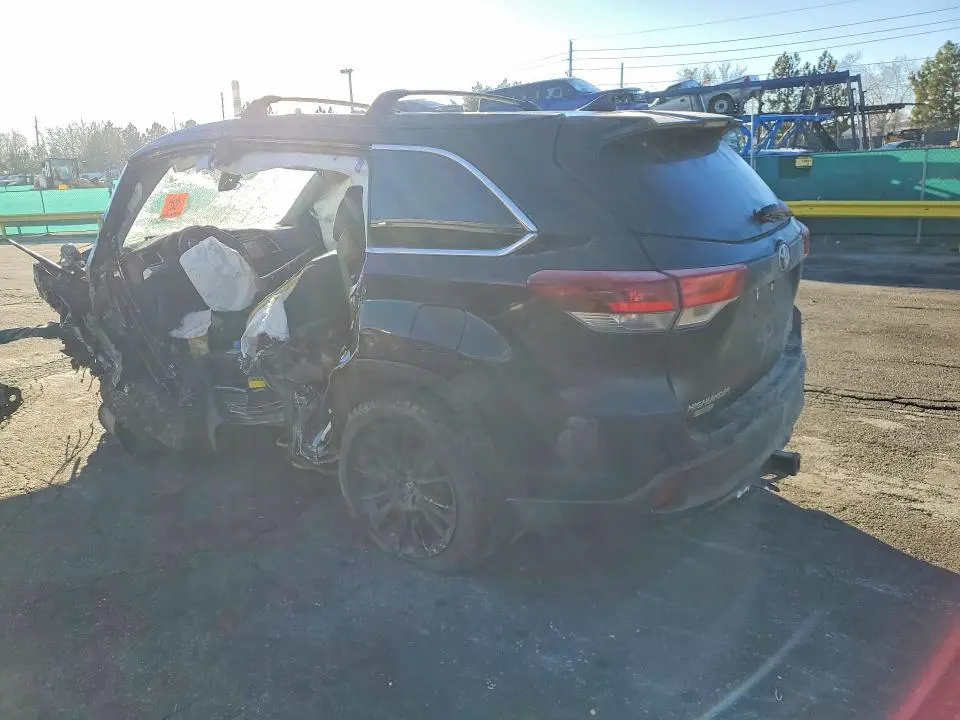 2019 TOYOTA HIGHLANDER SE  