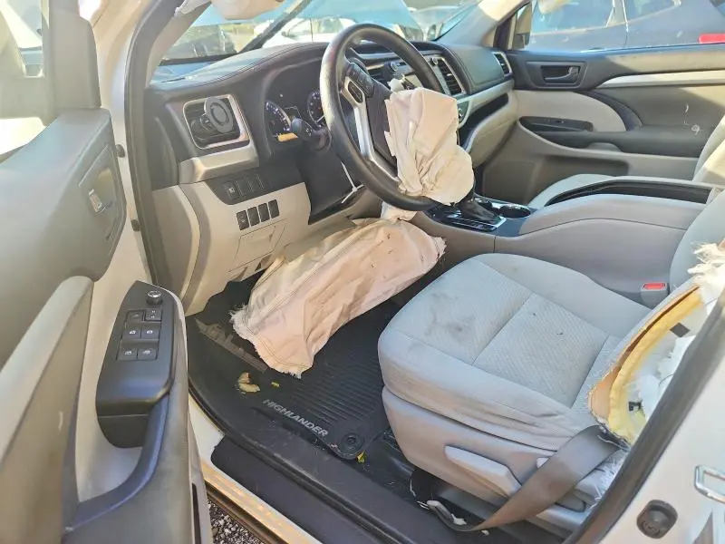2017 TOYOTA HIGHLANDER LE  