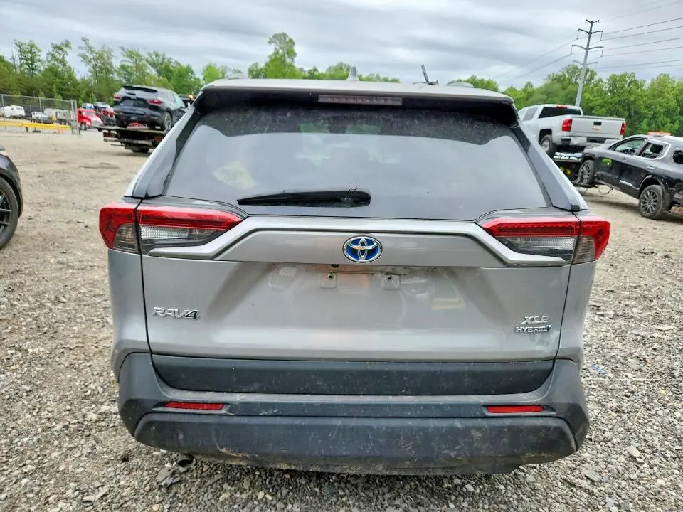 2021 TOYOTA RAV4 XLE  