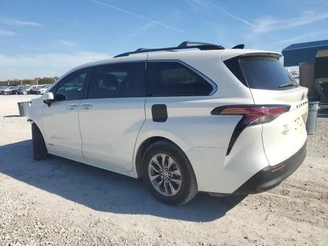 2021 TOYOTA SIENNA XLE  