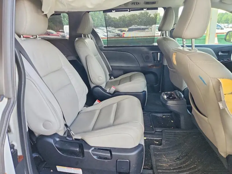 2017 TOYOTA SIENNA LIMITED PREMIUM 7-PASSENGER  