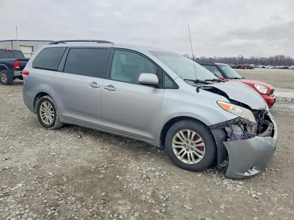 2012 TOYOTA SIENNA XLE  