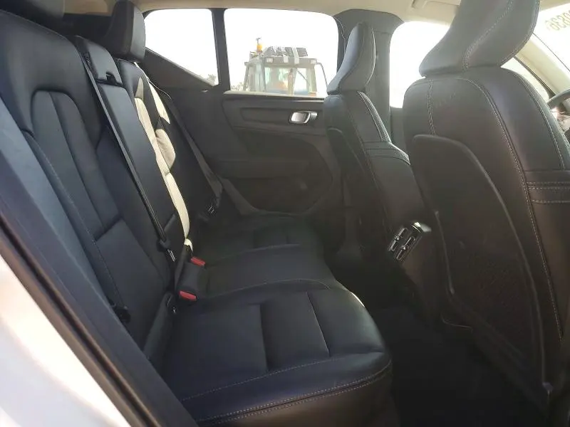 2024 VOLVO XC40 CORE  