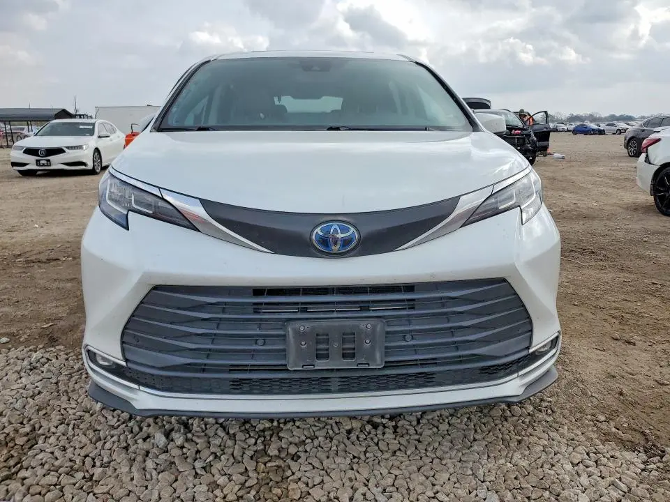 2022 TOYOTA SIENNA XLE  