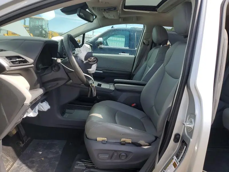 2021 TOYOTA SIENNA XLE  
