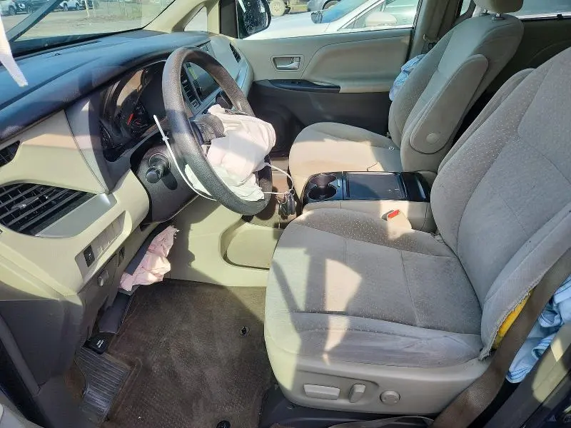 2017 TOYOTA SIENNA LE  