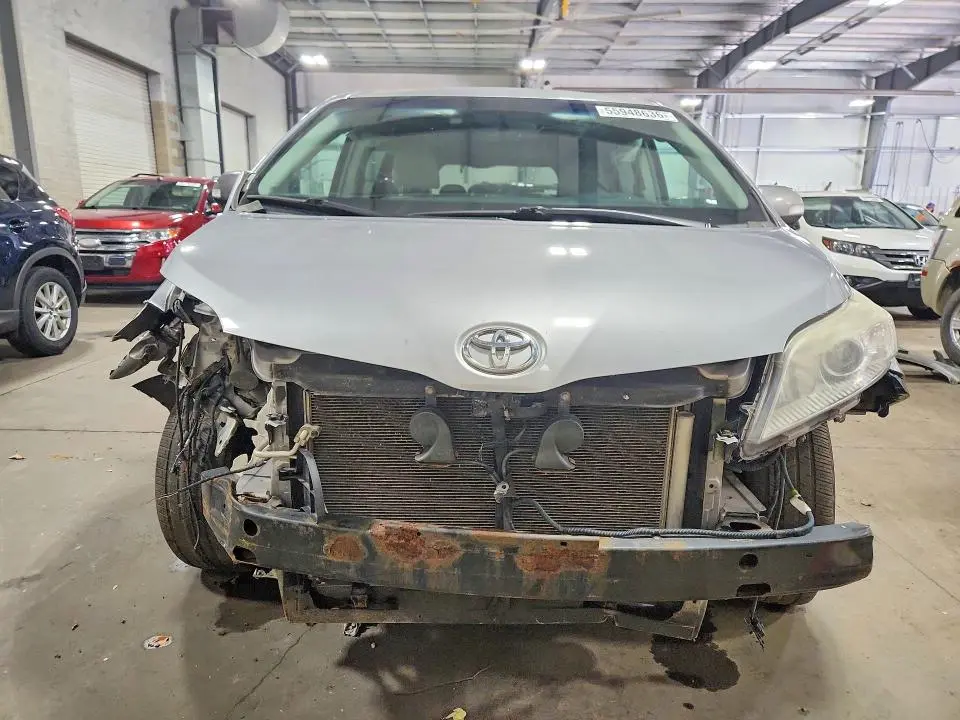 2013 TOYOTA SIENNA LIMITED 7-PASSENGER  